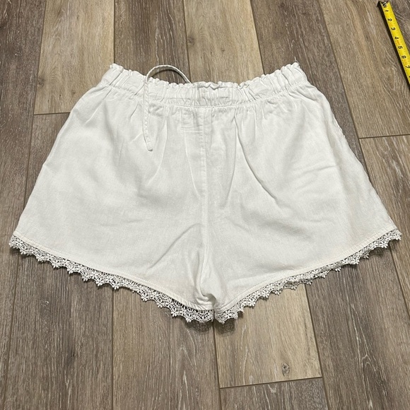 🛍️.Lace trimmed white 3 inches shorts with excellent condition. - Picture 3 of 7